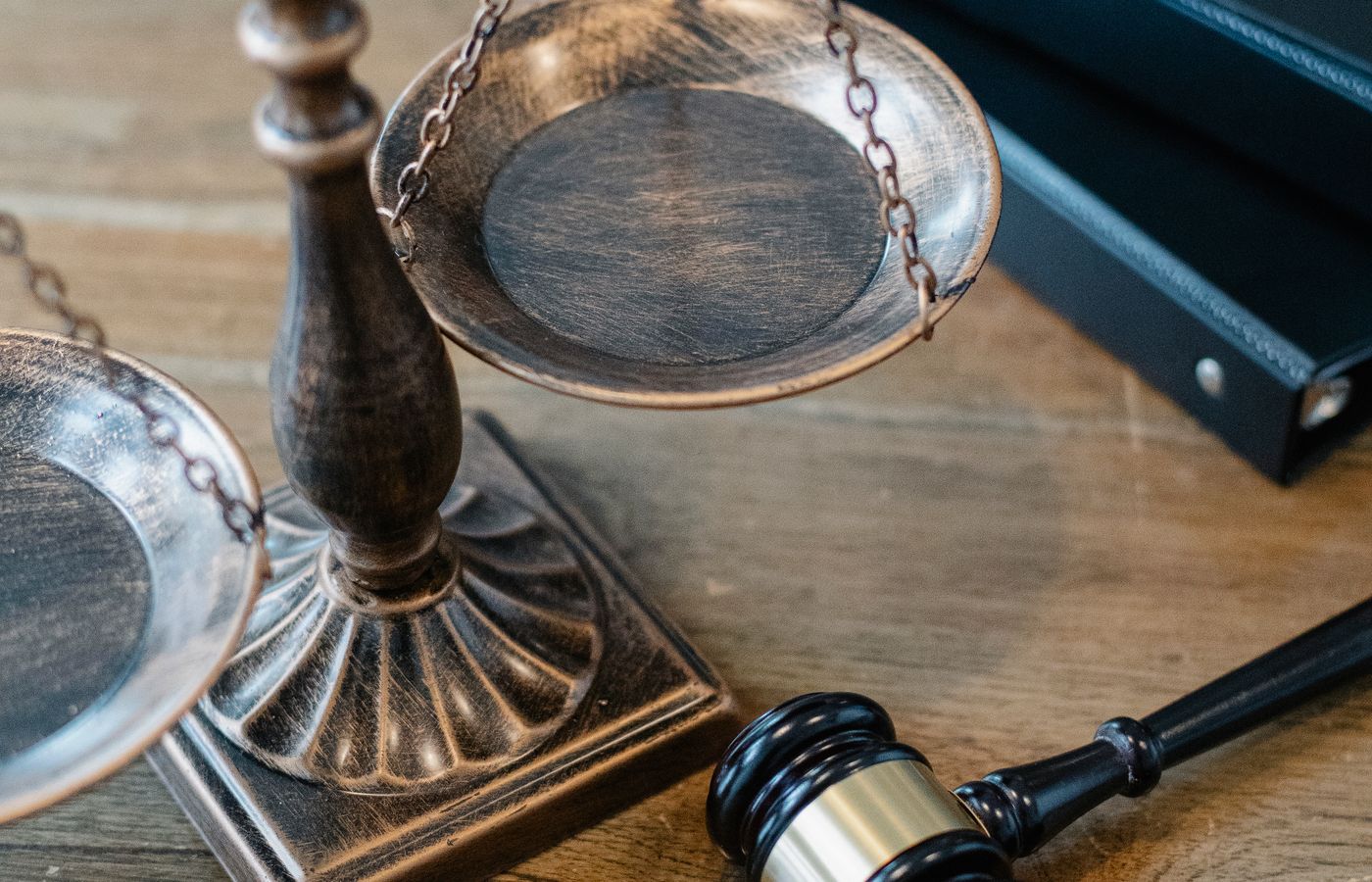 Weegschaal van Vrouwe Justitia en rechtershamer op juridische boeken