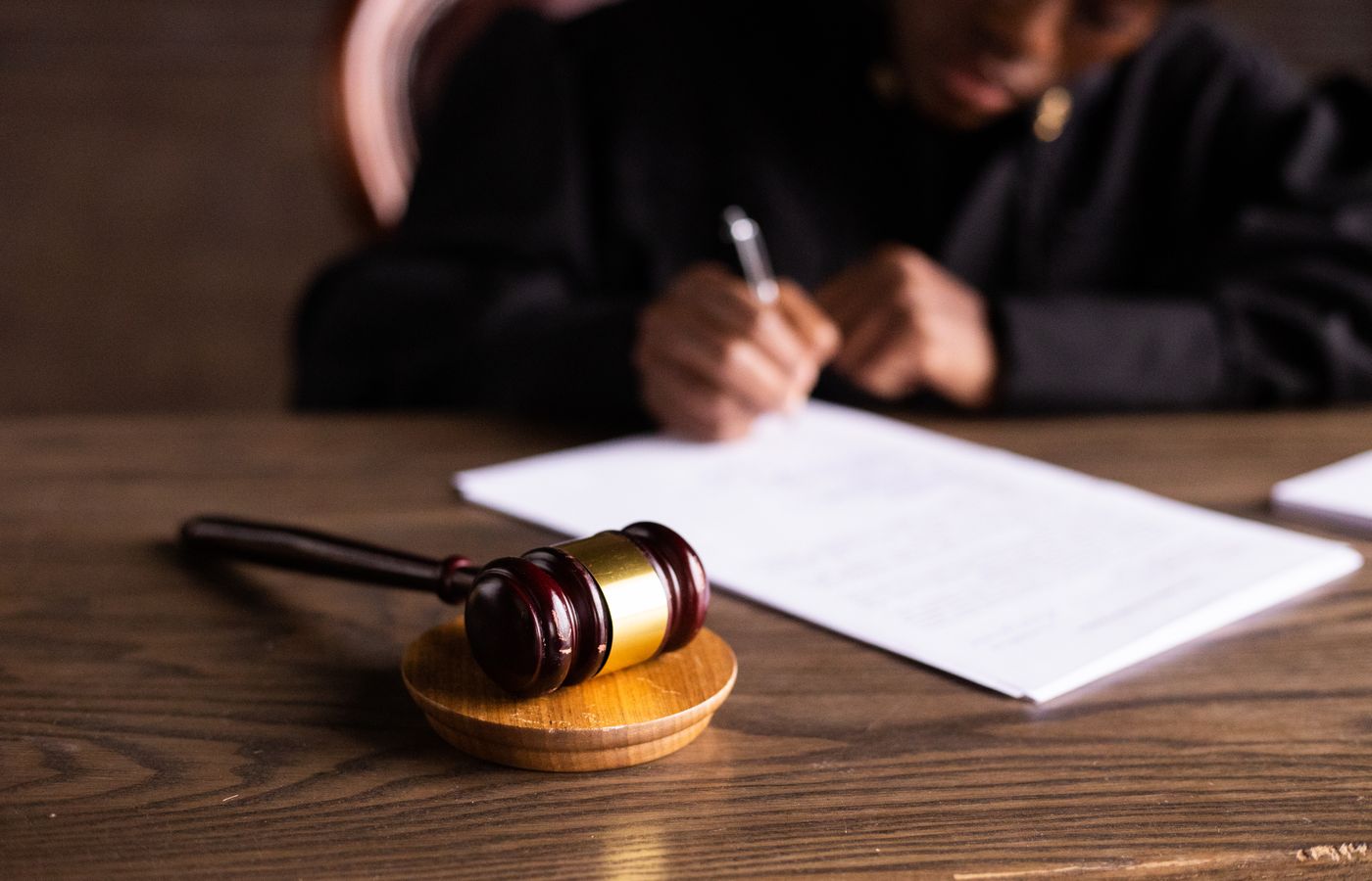 Jurist die documenten ondertekent aan een bureau met rechtershamer